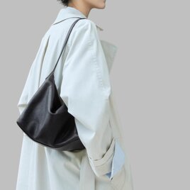 東洋の美意識を宿す、2WAYレザーホーボーバッグ｜水染め本革＆延長ストラップ付き 大サイズの画像