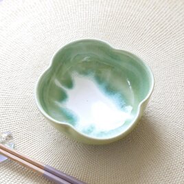 流れる若草色の四つ葉小鉢の画像