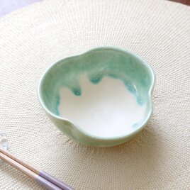 流れるブルーグリーンの三つ葉小鉢の画像