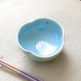 水色釉薬の三つ葉小鉢の画像