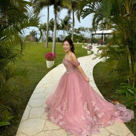 実例写真！カラードレス ピンク 取り外しオフショルダー 花柄のモチーフ刺繍が美しく 編み上げ 前撮りの画像