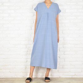 コットン素材のシンプルなVネックワンピース　ライトブルーの画像