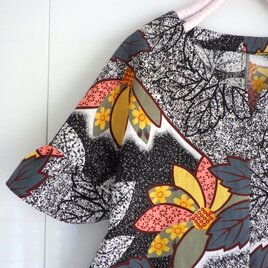 爽やか浴衣のブラウス、キーネック、フリル袖　レトロで可愛いお花の画像