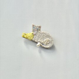 "kimi to boku"   きみとぼく  猫さんときいろい鳥さんの 刺繍ブローチ　の画像