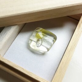 「薄黄×泡」星の砂　ガラス帯留