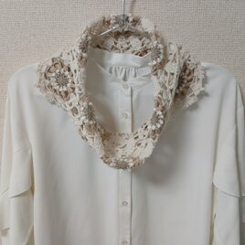ナチュラルカラーの花モチーフハーフスヌード/日よけ、冷房対策に