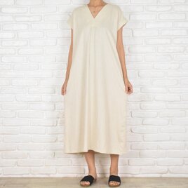暑い夏にぴったり！涼しげなリネン素材のシンプルなVネックワンピース　ナチュラル　生成り　オートミールの画像