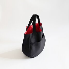 黒×赤 コントラストカラー ラウンド型バッグ A4 外ポケットの画像