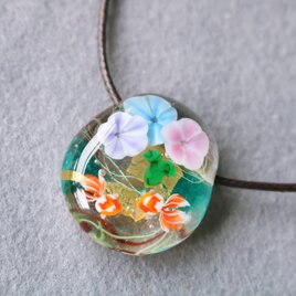 朝顔と金魚のとんぼ玉ガラスペンダント　金箔入りの画像