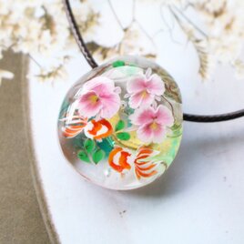カトレアと金魚のとんぼ玉ガラスペンダント　金箔入りの画像