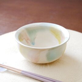 生成色のマット釉と春色三彩の丸深鉢の画像