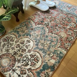 50.5×94凸凹上質　花器にお花　メダリオン　トルコヴィンテージラグ 50.5×94凸凹上質 花器にお花 メダリオン トルコヴィンテージラグ
