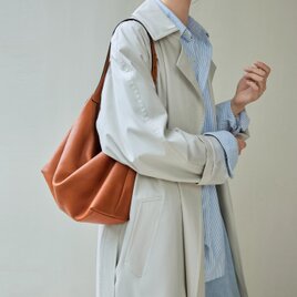 東洋の美意識を宿す、2WAYレザーホーボーバッグ｜水染め本革＆延長ストラップ付き 大サイズの画像