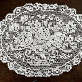 フィレレースドイリー　楕円　花籠の薔薇3輪の画像