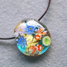 睡蓮と金魚のとんぼ玉ガラスペンダント　金箔入りの画像