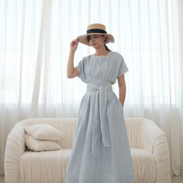 風を感じる、青ストライプのリネンワンピース｜プリーツ＆コットントリムがアクセントの画像