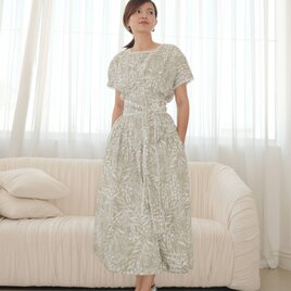 やさしい葉模様のリネン100％プリーツワンピース（コットントリム付き）の画像