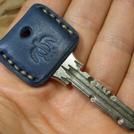 ホヌ(ウミガメ)刻印のキーカバー　サドルネイビー×ベージュの画像