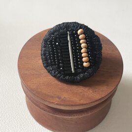 【黒色 kuroiro】さりげなくも黒を愉しみたい日のブローチ