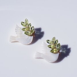 ペリドットによるオリーブの枝を運ぶ鳩のブローチ　～平和/Peaceの画像