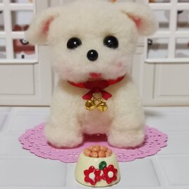 羊毛フェルト 白い耳たれ可愛いわんちゃん　　餌付きの画像