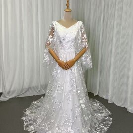 ウェディングドレス Vネック 背中見せ 贅沢な小花総レース 華やかなトレーン ふわふわ袖 結婚式/披露宴の画像
