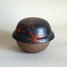 鈴形蓋物　(金彩赤絵紅葉a）