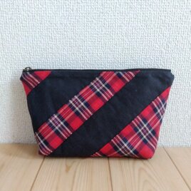 【在庫処分SALE50%OFF】パッチワーク大きめ20cmポーチ　ポケット付き　通帳ケース　墨黒×タータンチェック赤　　913