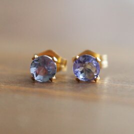 ✨夕暮れのヴァイオレットブルー✨ タンザナイト＜4mm＞のスタッドピアス（K14GF）の画像