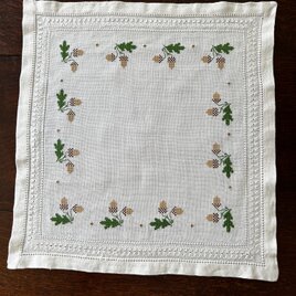 刺繍テーブルセンター、四角、どんぐりの画像