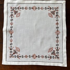 刺繍テーブルセンター、真四角、茶系クロスステッチの画像
