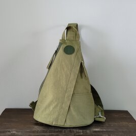 撥水加工のナイロン素材　ボディーバッグ(カーキ)