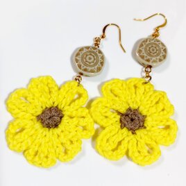 黄色のお花モチーフピアス
