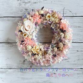 季節を問わずに！白バラとドライフラワーのリースの画像