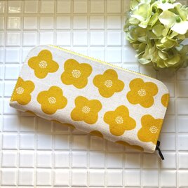 かわいい布で作った長財布　軽量なのに大容量！ナチュラルイエローフラワーの画像