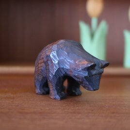 スウェーデンで見つけた木彫りのクマオブジェの画像