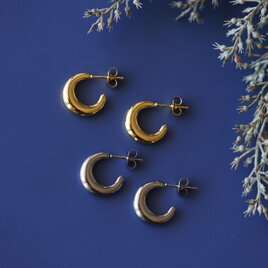 黄昏月のピアス★サージカルステンレス・中空モチーフのスタッドピアス　～Silver/Goldの画像