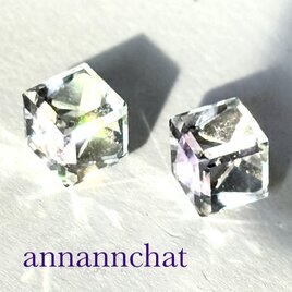 【ビンテージ　オーストリア製 swarovski  クリスタル　ラベンダー　大粒　 斜めキューブ　ピアス】の画像