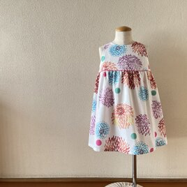 子供　浴衣地ひかえめフレアーワンピース　注染花火（白地）　80-130サイズ〈受注製作〉の画像