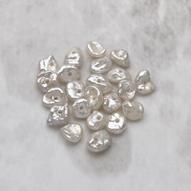 淡水パール 真珠 縦穴 ケシ 花びら バロック ペタル 4mm 5mm 6mm 極小 小粒 4個 tp0009の画像