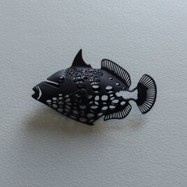 モンガラ　ブローチ　黒