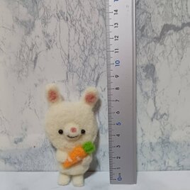 羊毛フェルト うさぎちゃんブローチ 人参付き