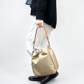 撥水加工で丈夫！A4サイズも入る巾着バッグ　BALON：ベージュ（CORDURA　撥水加工ナイロン）