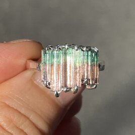 オーロラのような　バイカラー　トルマリン　原石2.76ct　ツメ留め　シルバーSV925リングの画像