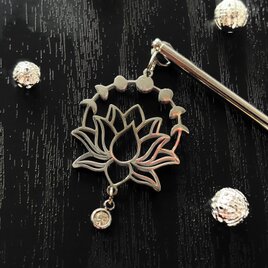 かんざし　シルバーの蓮の花チャームA　一本挿し　一本簪　夏　涼しげ　和風　シンプル　普段使い　アジアン　ロータスの画像