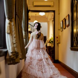 実例写真！カラードレス ピンク ベアトップ 柔らかく重ねたチュールスカート 花嫁 編み上げ 前撮り