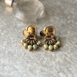 Y1173-ヴィンテージイヤリング・U.S.A. Gold Tone Heart Green Marble Glass Bead