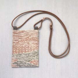 【1点もの】着物地のミニサコッシュ -絹 着物地 紬 桃色に水色と緑の島 & 木綿 生成り（ヴィンテージ） CRB634