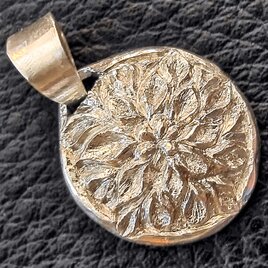 菊花の彫金　シルバーペンダント