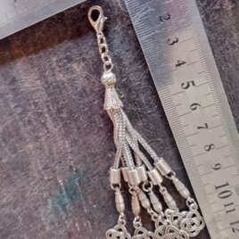 シルバー　金属カラータッセル根付ストラップ　着物や浴衣の帯飾り・かんざし・ネックレスパーツとして